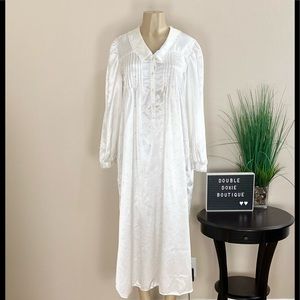 JEAN ALISON | Vintage White Satin Collared Nightgown Sz L